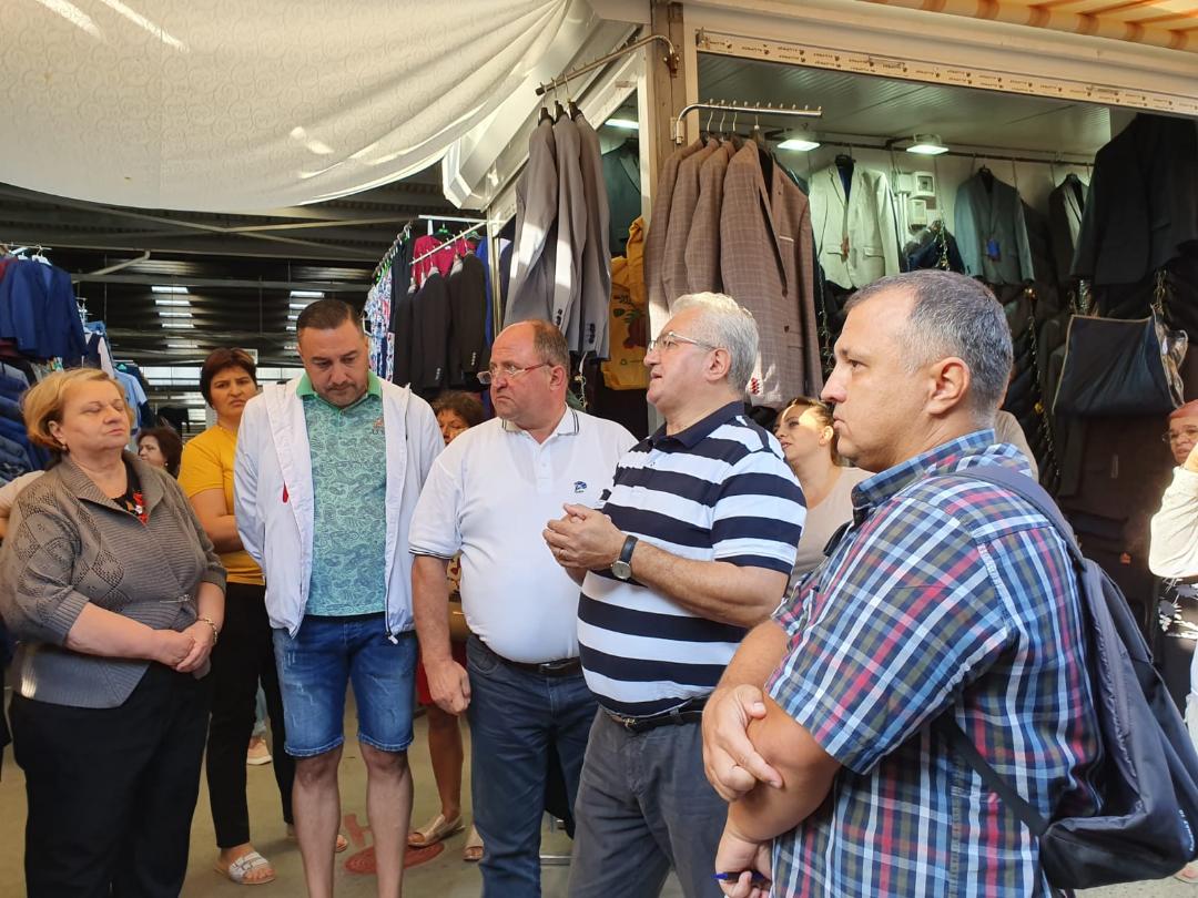 Primarul, discuţii cu bazariştii despre încălzirea complexului comercial