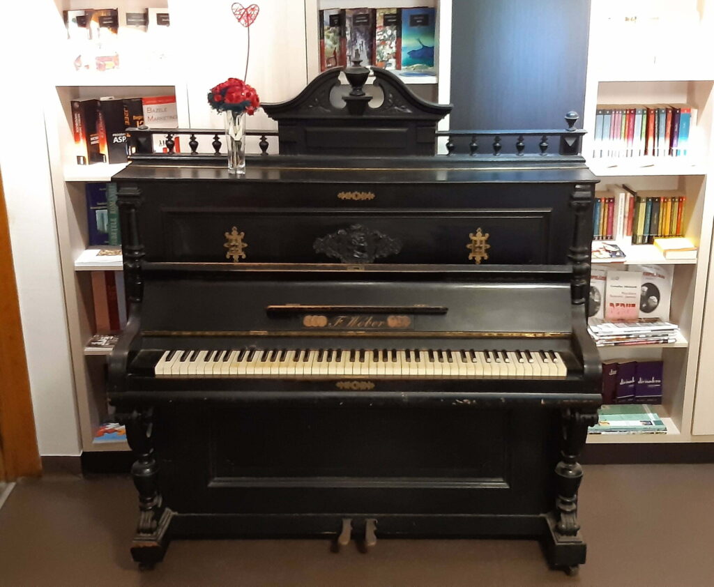 Pianină donată USV de familia profesorului Ion Siminiceanu