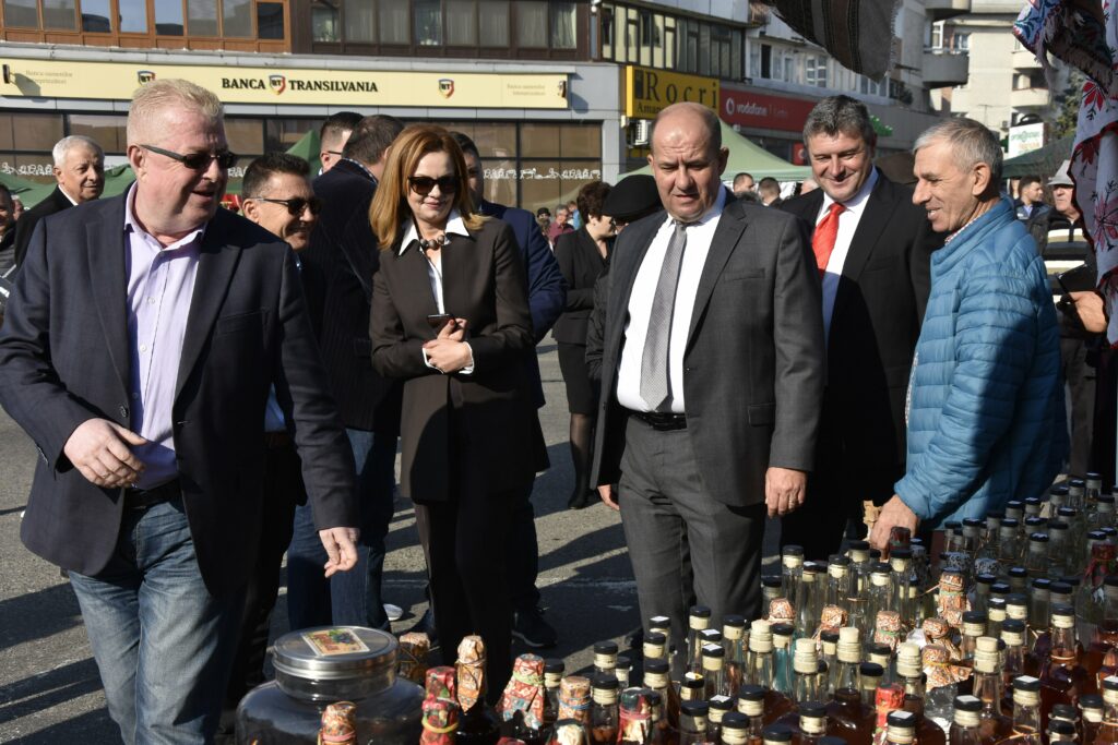 Tîrgul Mărului, o invitaţie pentru a cumpăra mere din zona pomicolă Fălticeni