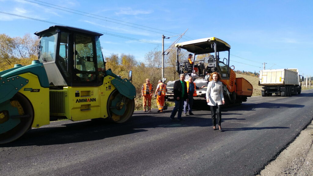 Lucrările de refacere a asfaltului la Păltinoasa, reluate