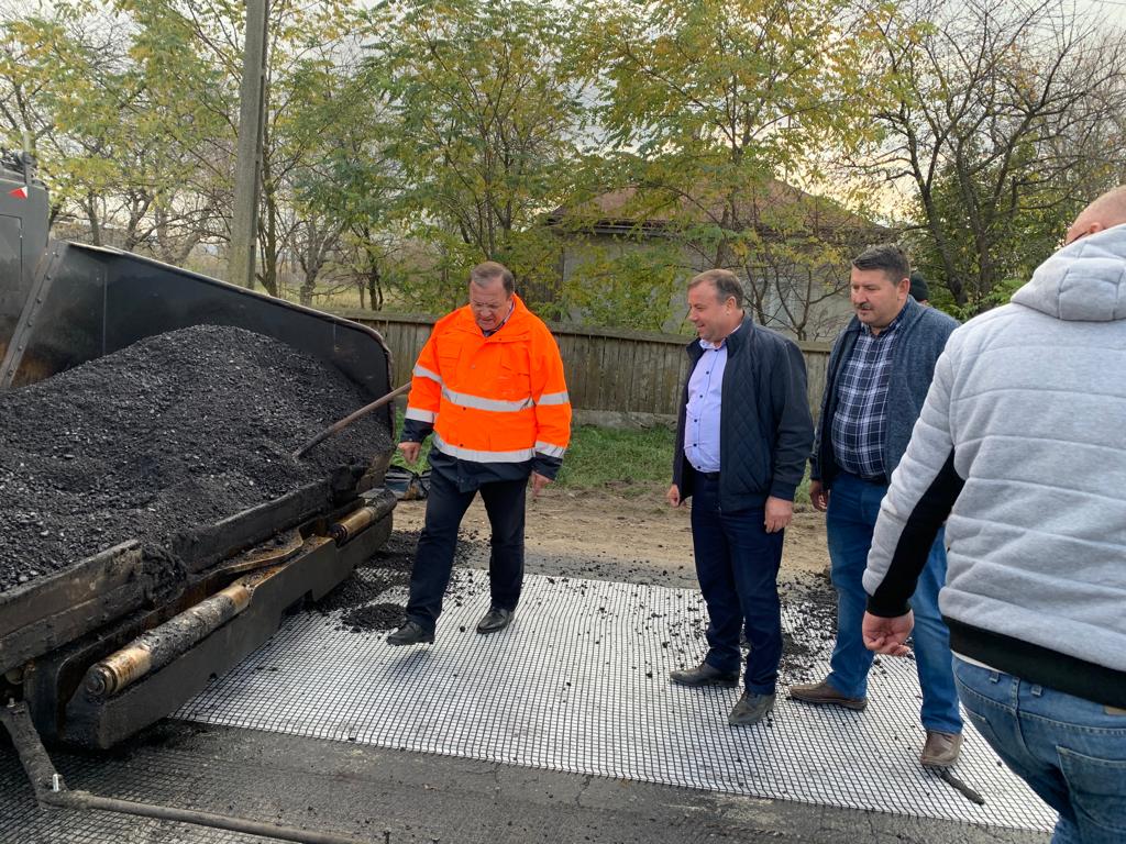 Asfaltările la drumurile judeţene continuă
