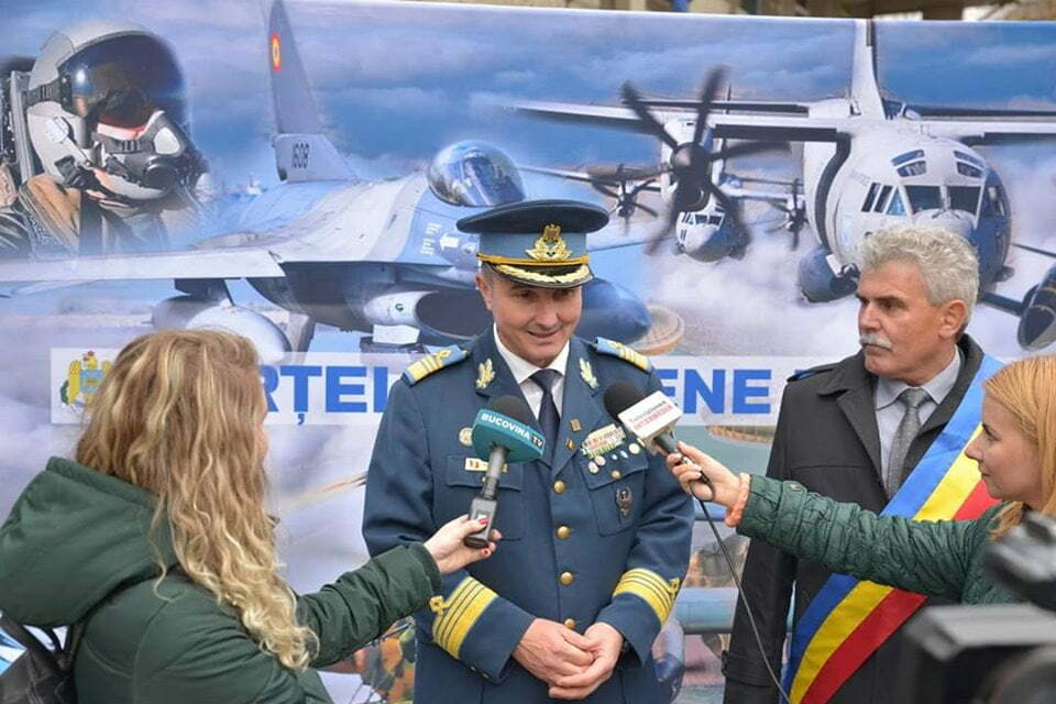 Forţele Aeriene Române, reclamă în centrul Cîmpulungului