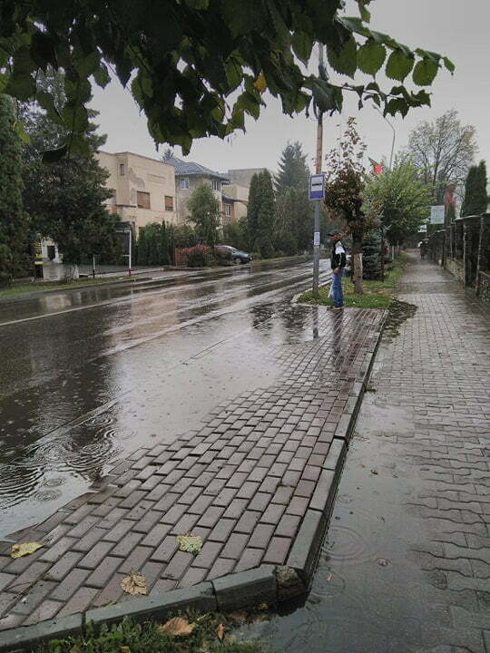 La Rădăuţi, şefii cu maşina, călătorii în bătaia ploii