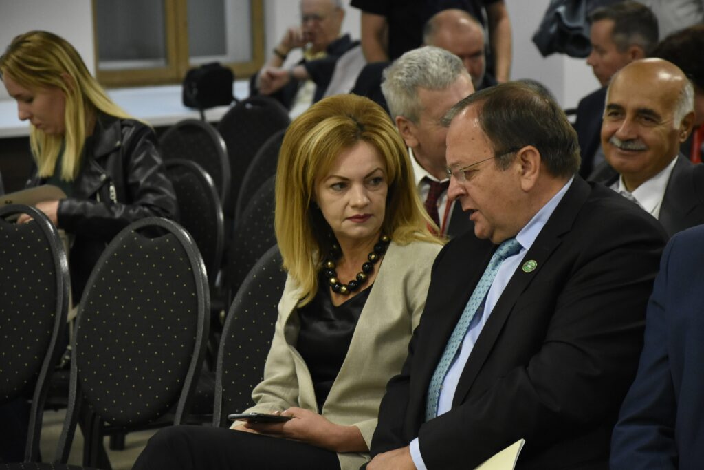 Lupta pentru imagine continuă