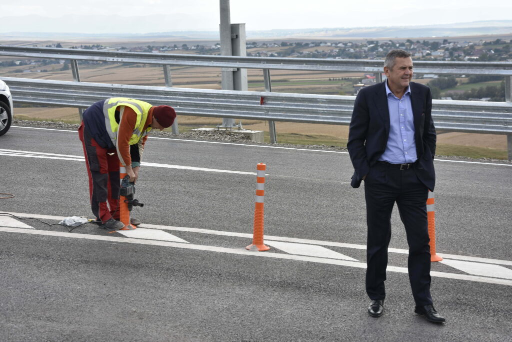 Unul cu parul, altul cu ramura de măslin