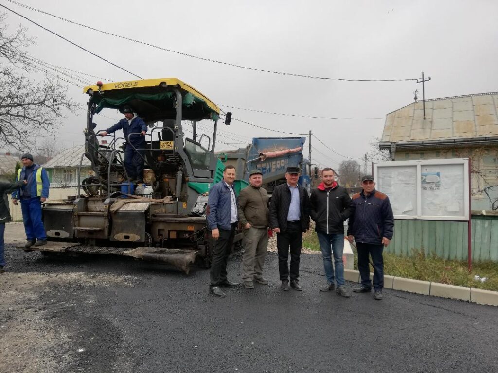 4 kilometri de drum din Adîncata, asfaltaţi