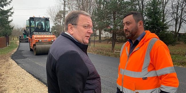 Asfalt, dispensar şi casă de cultură, la Horodnic de Sus