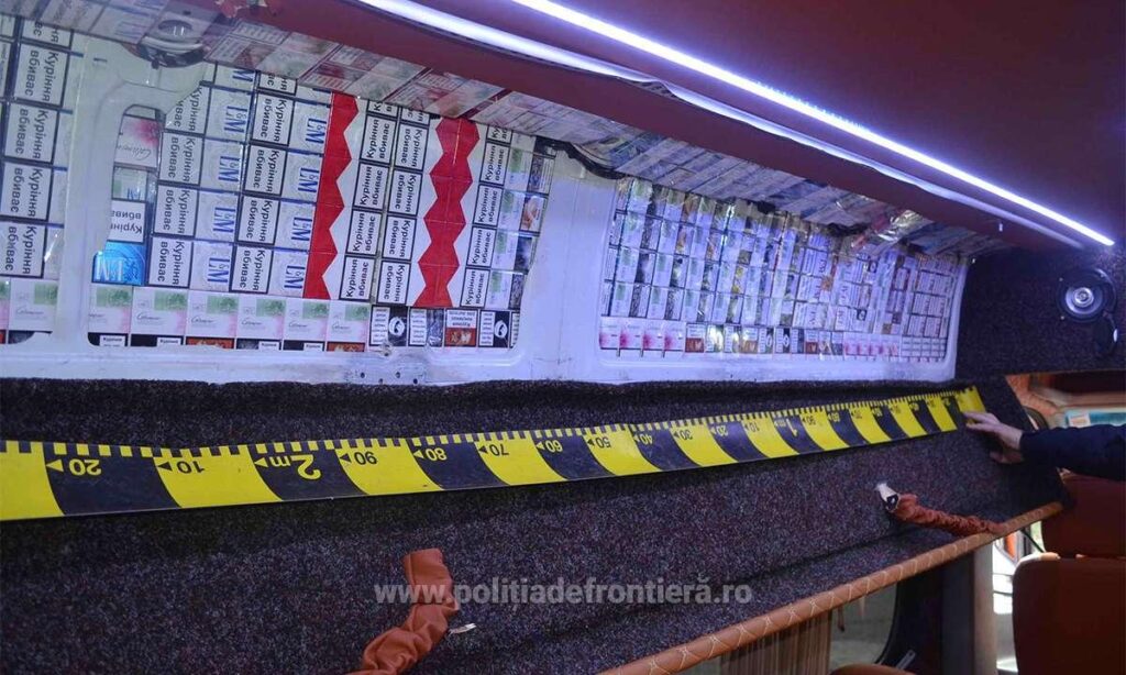 Ţigări de contrabandă, în plafoanele a două autoutilitare