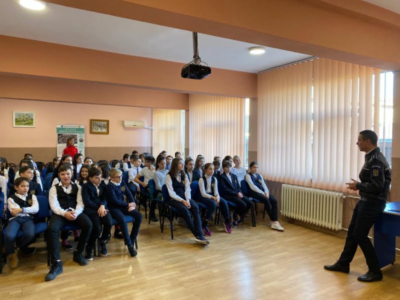 Poliţiştii, întîlniri cu elevii înaintea vacanţei de iarnă