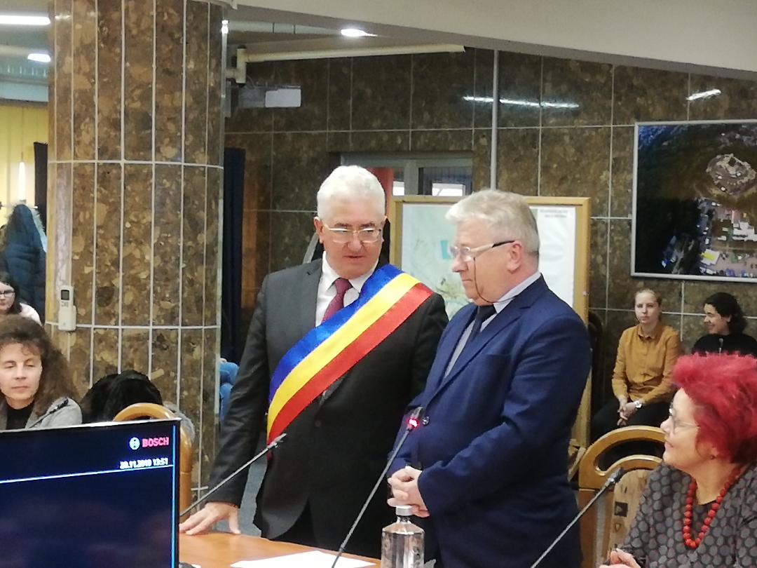 Ne-a pus Dumnezeu mîna în cap