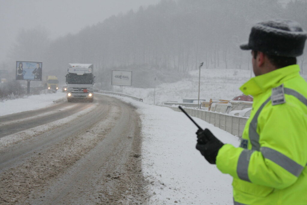 12 şoferi, amendaţi pentru transport ilegal de persoane