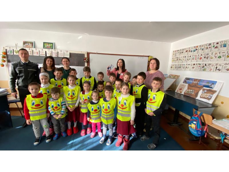 Peste 200 de veste reflectorizante, împărţite preşcolarilor şi şcolarilor