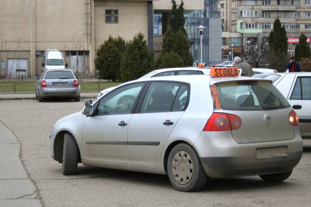 Candidaţii pentru permis trebuie să vină cu măşti şi mănuşi de-acasă