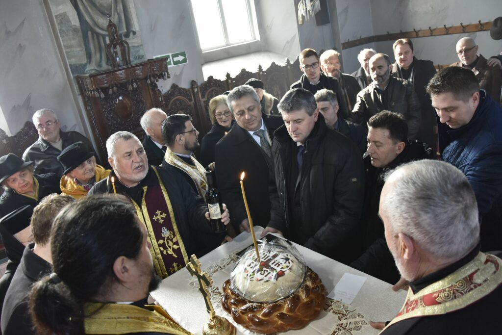 Una-i „Irimescu 117”, alta-i un tîrg al mărului