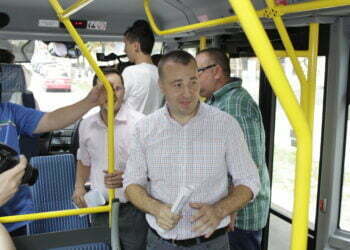 Și în picioare în autobuze, dar la 1,5 metri distanță