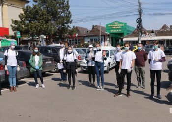 Voluntarii ATOS au împărțit 400 de pizza