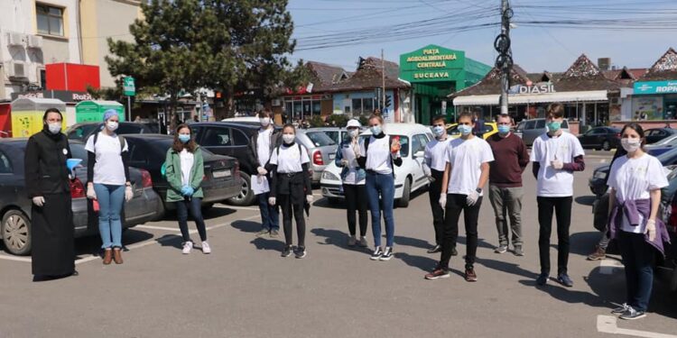 Voluntarii ATOS au împărțit 400 de pizza
