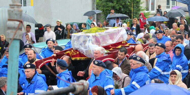 Procesiunea cu moaștele, cu mașina