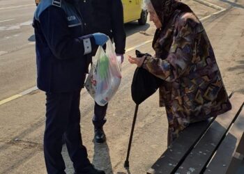 Măști și mănuși pentru vîrstnici, de la polițiști
