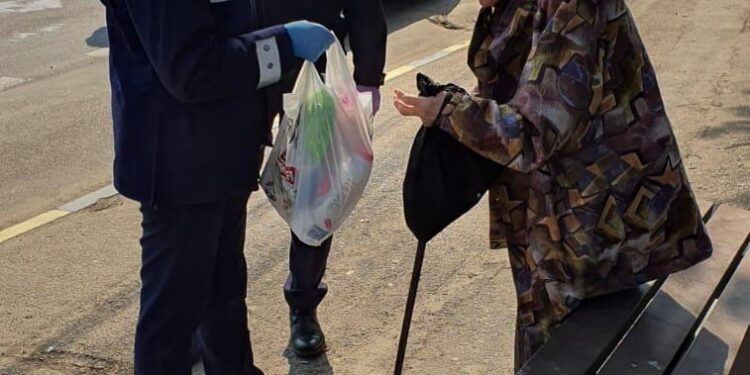 Măști și mănuși pentru vîrstnici, de la polițiști