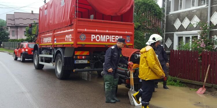 Pompierii militari, 100 de misiuni de evacuare a apei