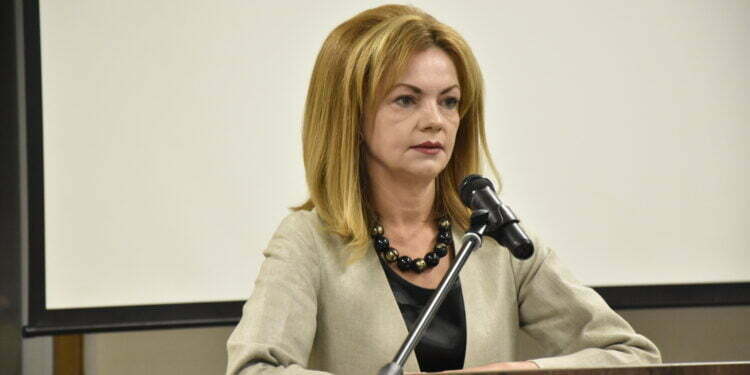 Mirela Adomnicăi, debut cu stîngul