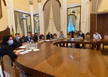 Ca să creadă lumea că le pasă