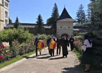 Jerbe de flori la mormîntul lui Ștefan