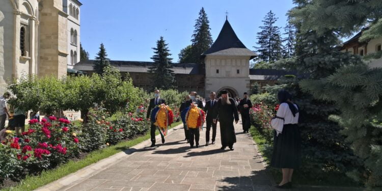 Jerbe de flori la mormîntul lui Ștefan
