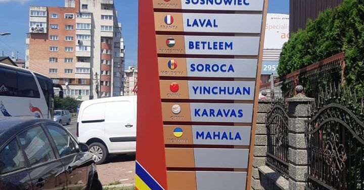 Totemuri cu numele localităților înfrățite cu Suceava