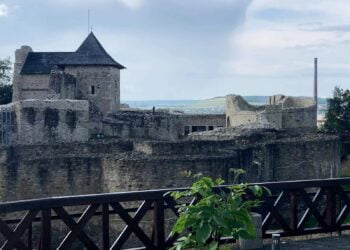 E bine să ai pe cineva acolo, sus