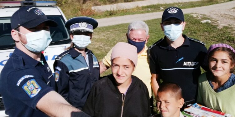 Polițiștii suceveni, ghiozdane pentru copiii nevoiași