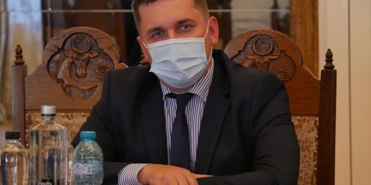 Elevii, cu mască și în școală, și în curtea școlii