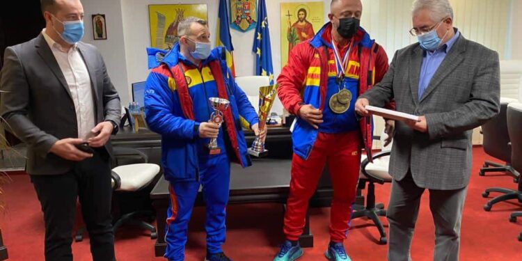 Campioni la culturism, premiați de municipalitate