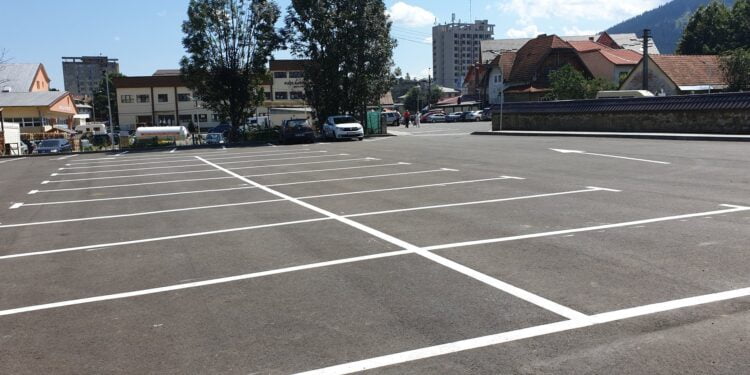 Cîmpulung: Piețarii, mutați la cort