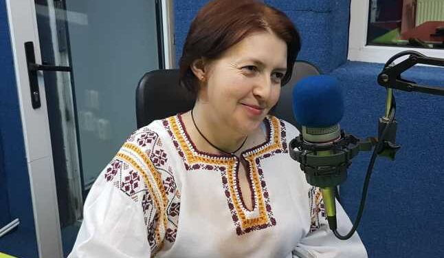 Profesoara Matei: Nu e ușor să urmărești 6 ore cursurile pe telefon