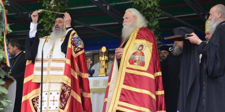 Înaltul Calinic așteaptă colindători