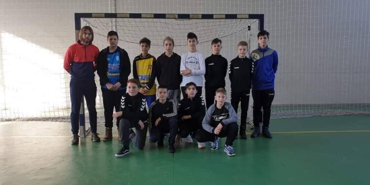 130 de copii, legitimați la clubul de handbal al universității