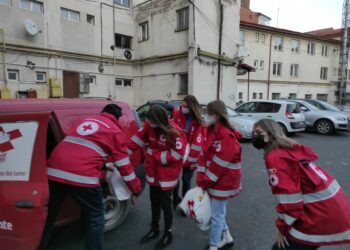 Crucea Roșie a oferit 100 de pachete