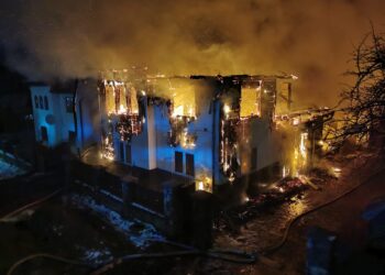 3 gospodării în flăcări, un bărbat, atac de panică