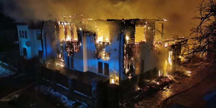 3 gospodării în flăcări, un bărbat, atac de panică