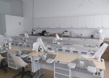 Biolog american, profesor la universitatea suceveană