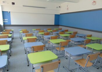 Trei elevi și patru angajați ai școlilor, testați pozitiv