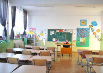 Trei elevi și patru angajați ai școlilor, testați pozitiv