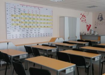 Trei elevi și patru angajați ai școlilor, testați pozitiv