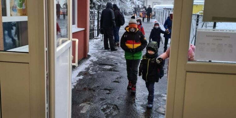 Cîteva teste pozitive la cadre didactice și elevi