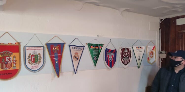 Președintele AJF Suceava, colecție impresionantă de fanioane