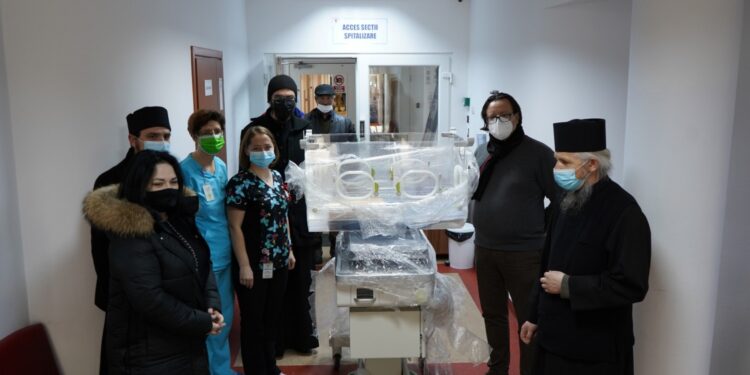 Incubator donat de arhiepiscopie spitalului rădăuțean