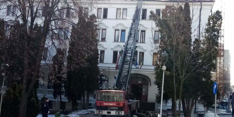 Incendiul a mutat Consiliul Județean în șase instituții