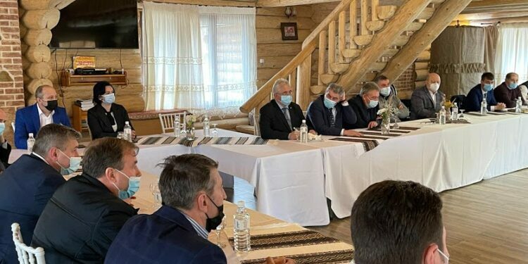 La întrunirile politice se poate, la teatru nu